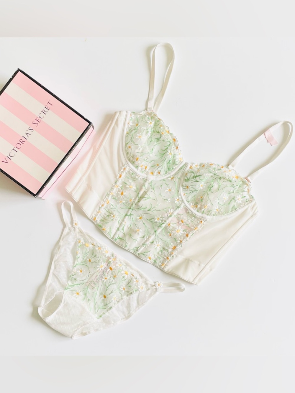 36C MEDIUM Victoria’s Secret white Daisy embroidered bra set bikini panties